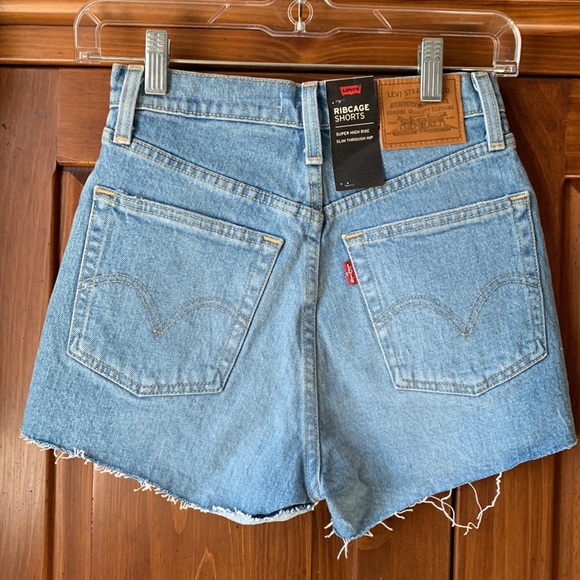 Levi’s rib cage high rise denim shorts - Picture 2 of 4